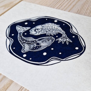 Impresión linograbada original "Down Below"- arte de peces, ciclo de vida, arte de pared de Piscis. Art Nouveau, América. Edición limitada. Estampado de bloques de color azul oscuro.