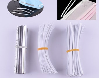 Puede incluir: Tres paquetes de alambre de nariz de plástico blanco para mascarillas faciales. Los paquetes se mantienen unidos con gomas elásticas. El alambre mide aproximadamente 12,5 cm de largo. También hay un paquete de alambre de nariz de metal plateado.