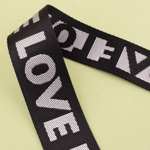 1 1/2''(38mm) schwarz Gurtnylon Handwerk Band mit Buchstaben weiß"Liebe" Band für DIY Nähen/Tasche/Hund Kragen machen (Bulk Stock)