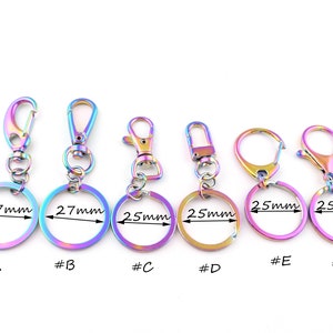 Puede incluir: Seis llaveros de metal de color arcoíris con anillos de diferentes tamaños. Los anillos están etiquetados con su diámetro en milímetros: 27 mm, 27 mm, 25 mm, 25 mm, 25 mm y 25 mm. Los llaveros están etiquetados de la A a la F.