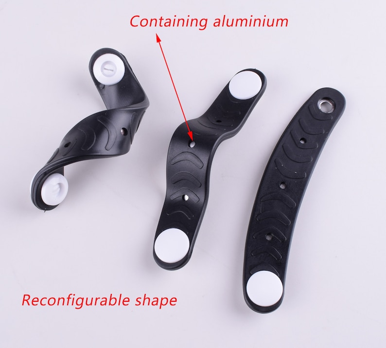 Puede incluir: Tres pulseras de goma negra con extremos de pl&aacute;stico blanco. Las pulseras son reconfigurables y contienen aluminio. El texto "Contiene aluminio" y "Forma reconfigurable" est&aacute; escrito en rojo sobre un fondo blanco.