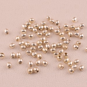 2mm Mini perles d&#39;argent, petites perles d&#39;espaceur rond, perles lâches, perles en métal de cuivre d&#39;artisanat minusculepour le collier de bracelet de DIY de bijoux faisant 500 pcs