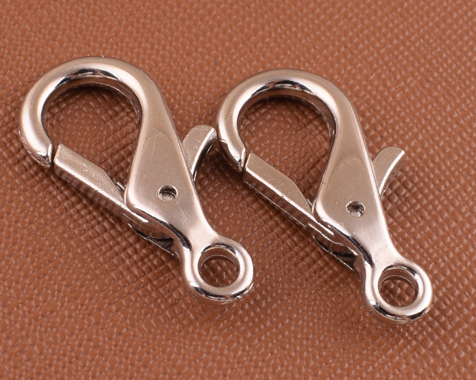 Baker Ross E979 100 stuks metalen sleufsleutelhangers - Ideaal voor het maken van sleutelhangers, kunst en kinderknutselen, geschenken en meer ( zilver, 19 mm