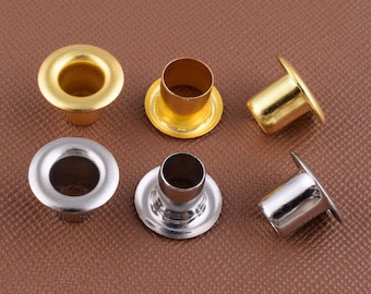Può includere: Assortimento di occhielli metallici in finiture dorate e argentate. Gli occhielli sono utilizzati per l'artigianato, il lavoro del cuoio e altri progetti fai-da-te.