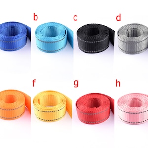 Puede incluir: Ocho rollos de cinta reflectante en diferentes colores: azul, azul claro, negro, gris, naranja, amarillo, rojo y rosa. Cada rollo tiene una franja blanca que recorre la longitud de la cinta.