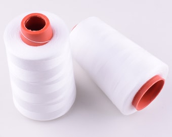 Può includere: Due bobine di filo bianco con bobine di plastica rossa. Il filo è avvolto saldamente attorno alle bobine.