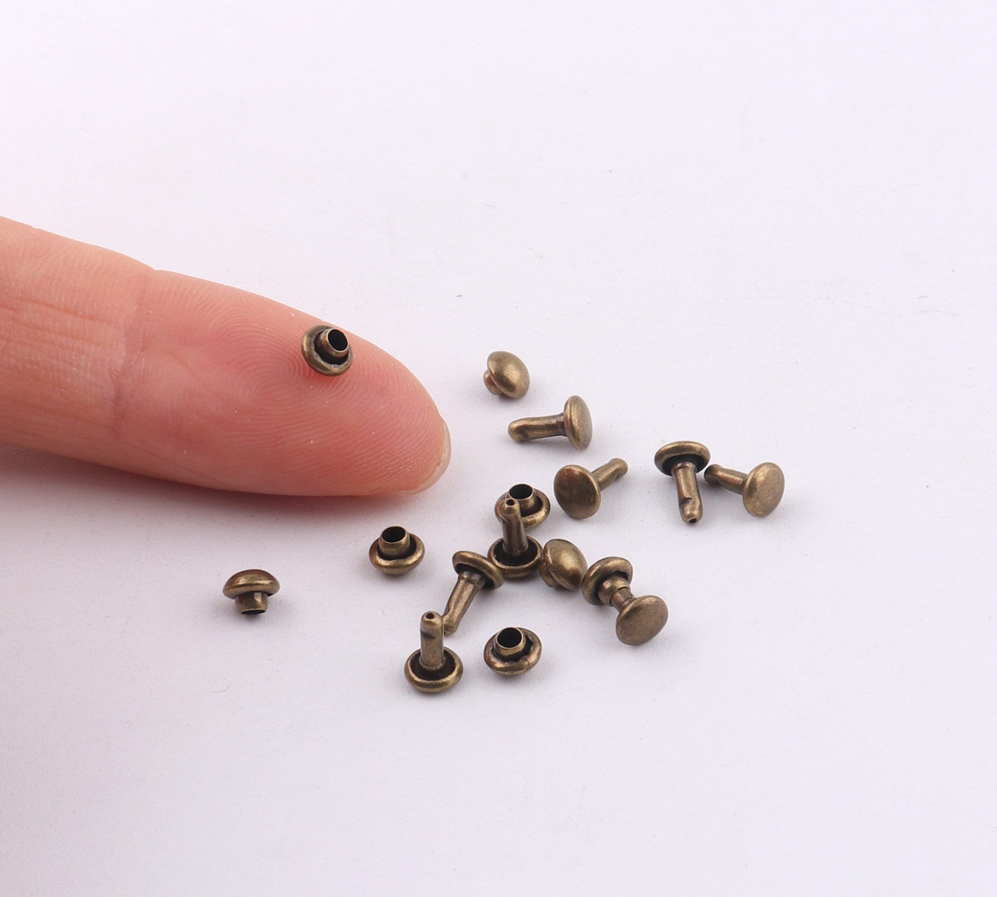 100 Pezzi Borchie a Cono Rivetti Punk in Metallo Conico Rivet con Vite