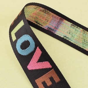 Bunte Gurtband Liebe, 1,5 Zoll (38mm) schwarz Nylon Gurtband, bunte Buchstaben "LIEBE" Handwerk Band für Rucksack/DIY Nähen/Hundehalsband machen
