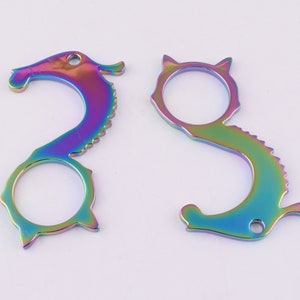 Schlüsselanhänger Anhänger, Metall Dragon Form Haken Lanyard Charme, Katze Form keine Touch Button Pusher Türöffner, Regenbogen Haken (besonderes Geschenk)