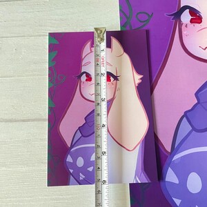 Puede incluir: Una ilustraci&oacute;n digital de un personaje de dibujos animados con un cuerpo rosa y blanco, ropa morada y ojos rojos. El personaje est&aacute; sobre un fondo morado con enredaderas.