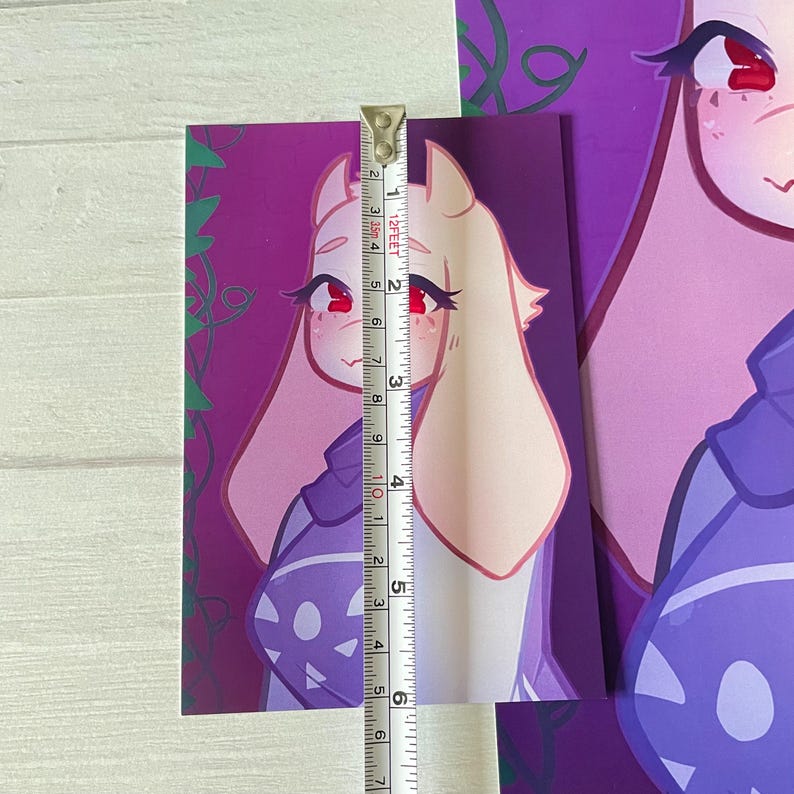 Puede incluir: Una ilustraci&oacute;n digital de un personaje de dibujos animados con un cuerpo rosa y blanco, ropa morada y ojos rojos. El personaje est&aacute; sobre un fondo morado con enredaderas.