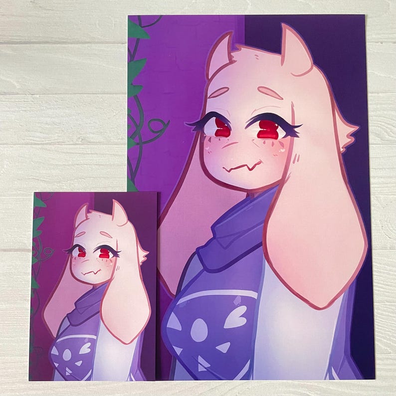 Puede incluir: Una ilustraci&oacute;n digital de un personaje de dibujos animados con pelaje rosa, ojos rojos y un atuendo morado y blanco. El personaje tiene una gran sonrisa y est&aacute; sobre un fondo morado con enredaderas.