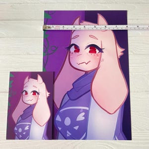 Puede incluir: Una ilustraci&oacute;n digital de un personaje de dibujos animados con un cuerpo blanco, ropa morada y orejas largas y blancas. El personaje tiene ojos rojos y una nariz rosa. El fondo es un degradado morado con enredaderas.