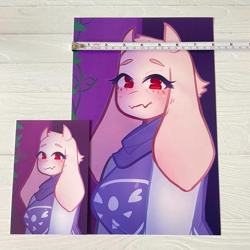 Puede incluir: Una ilustraci&oacute;n digital de un personaje de dibujos animados con un cuerpo blanco, ropa morada y orejas largas y blancas. El personaje tiene ojos rojos y una nariz rosa. El fondo es un degradado morado con enredaderas.