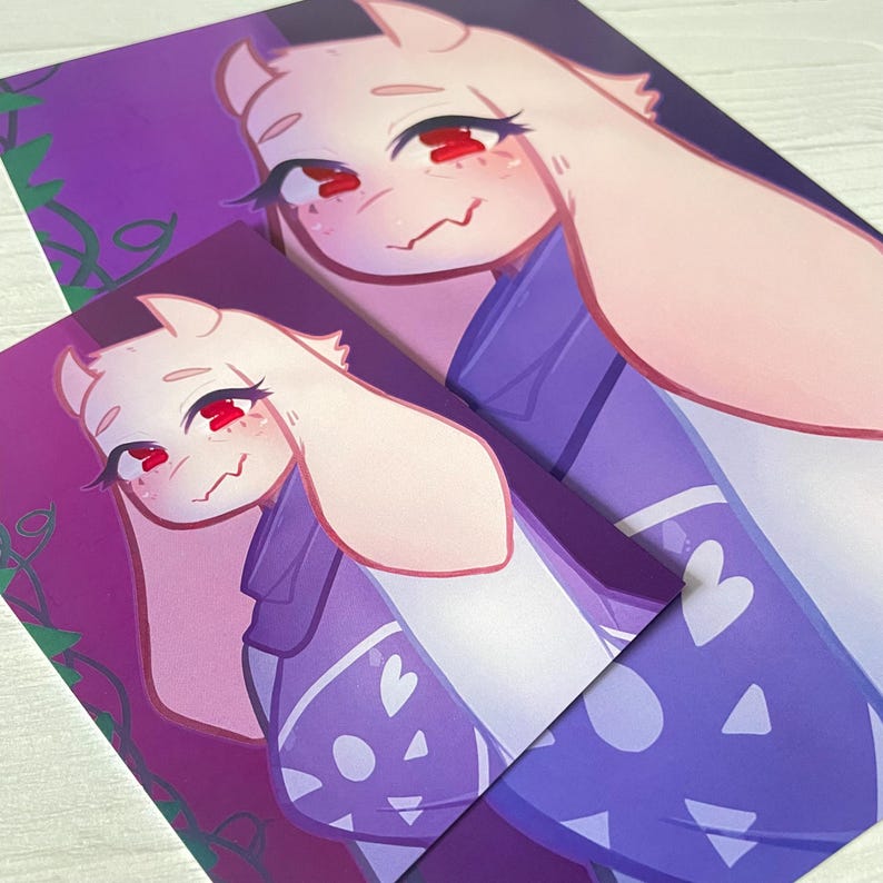 Puede incluir: Una ilustraci&oacute;n digital de un personaje de dibujos animados con pelaje blanco, ojos rojos y una chaqueta p&uacute;rpura y blanca. El personaje sonr&iacute;e y tiene un rubor rosado en las mejillas. El fondo es un degradado p&uacute;rpura con enredaderas.