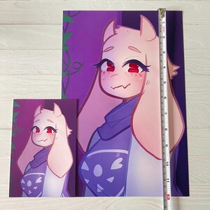 Puede incluir: Una ilustraci&oacute;n digital de un personaje rosa y blanco con ojos rojos y una bufanda morada. El personaje lleva una camisa blanca con un dise&ntilde;o morado y blanco. El fondo es un degradado morado con enredaderas.
