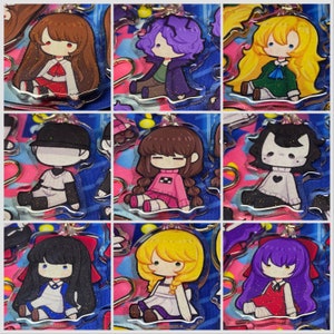 Puede incluir: Conjunto de diez charms de acrílico coloridos con personajes de estilo anime con diferentes colores de cabello y atuendos. Cada charm mide aproximadamente 5 cm de diámetro y tiene un acabado brillante.