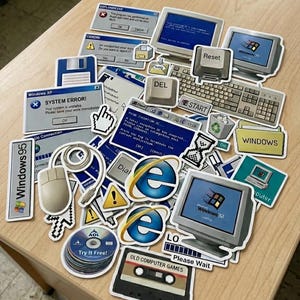 Puede incluir: Una colección de pegatinas con temática de informática retro que incluye mensajes de error de Windows 95 y XP, un ratón de ordenador beige, un disquete, un casete, un disco AOL, teclas de teclado y el logotipo de Internet Explorer.