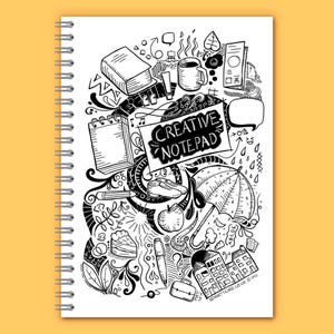 Könnte beinhalten: Ein spiralgebundenes Notizbuch mit einem Schwarz-Weiß-Doodle-Design. Das Notizbuch zeigt Illustrationen eines Buches, einer Kaffeetasse, eines Regenschirms und die Worte "CREATIVE NOTEPAD". Das Design ist skurril und detailliert.