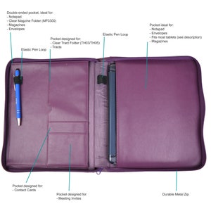 Könnte beinhalten: Violetter Lederordner mit Reißverschluss, mehreren Taschen und elastischen Stiftschlaufen. Der Ordner hat eine Tasche für ein Tablet, eine Tasche für einen transparenten Zeitschriftenordner und eine Tasche für Visitenkarten. Der Ordner hat auch eine Tasche für Einladungen zu Meetings und eine Tasche für Traktate. Der Ordner hat einen robusten Metallreißverschluss.
