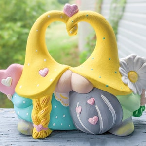 Kissing Gnome Couple with flower and hearts