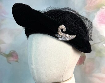 Vintage Avant Garde Black Velvet Sculptural Beaded Accent Netting Hat 1940s Black Velvet Beaded Soutache Birdcage Veil Femme  main image 2