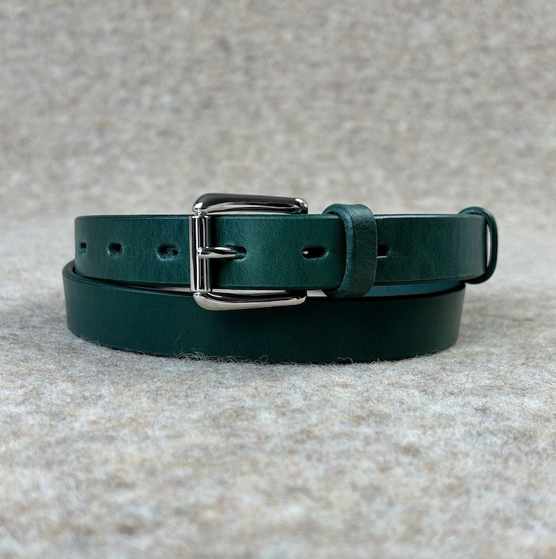 Green leather belt for woman 1 inch wide. 
Leather belt handmade with finest quality genuine cowhide leather.
A womans leather belt that pairs perfeclty with your jeans and dresses.