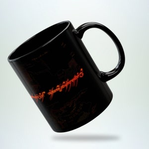Herr der Ringe Schwarze Tasse mit dem leuchtenden Einen Ring der Macht und Mittelerdekarte - 11oz & 15oz | Herr der Ringe inspiriert Keramik Kaffeetasse