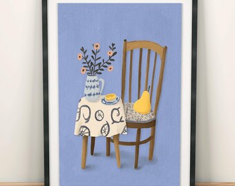 Affiche nature morte naïve et chaleureuse, illustration rustique avec table et chaises, fond bleu, style folk minimaliste.