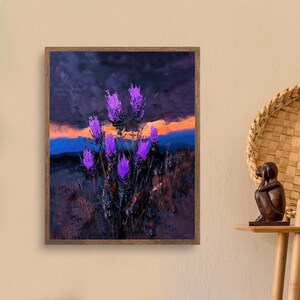 Könnte beinhalten: Ein gerahmter, rechteckiger Wandkunstdruck mit einem lebendigen Gemälde von leuchtend violetten Distelblüten vor einer dunklen, stimmungsvollen Landschaft mit Sonnenuntergangshorizont, in einem dünnen braunen Holzrahmen.