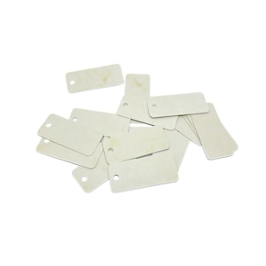 Etiquetas de cartón rectangulares en blanco.