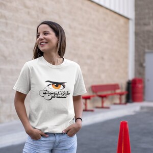 K&ouml;nnte beinhalten: Wei&szlig;es T-Shirt mit einem Grafikdruck eines stilisierten Auges und dem Text "A Clockwork Orange".