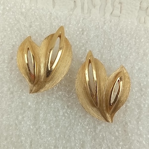 Crown Trifari Leaf Goldtone 1&quot; Clip-on Earrings Vintage