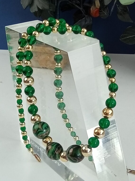 Aventurine Swirl Bead w Goldtone & Green Glass 22"