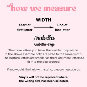 Puede incluir: Un gr&aacute;fico informativo sobre un fondo rosa claro con el texto rosa 'how we measure' en la parte superior. Muestra la palabra 'WIDTH' con una flecha, los nombres 'Arabella' y 'Arabella-Skye', y texto explicativo sobre el tama&ntilde;o de las letras.
