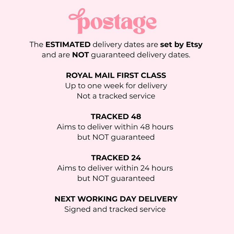 Puede incluir: Un gr&aacute;fico informativo de color rosa claro con texto oscuro que dice: postage, The ESTIMATED delivery dates are set by Etsy and are NOT guaranteed delivery dates. ROYAL MAIL FIRST CLASS, TRACKED 48, TRACKED 24 y NEXT WORKING DAY DELIVERY.