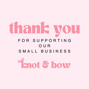 Puede incluir: Una tarjeta cuadrada de color rosa claro con el texto thank you en letras rosas grandes, seguido del texto negro FOR SUPPORTING OUR SMALL BUSINESS, y el texto rosa knot & bow en la parte inferior, centrado sobre un fondo rosa claro.
