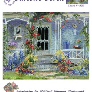Könnte beinhalten: Kreuzstichmuster für ein Haus mit Veranda, umgeben von Blumen und Grün. Das Muster trägt den Titel "Marty Bell's Parson's Porch" und ist mit "Chart #432D" gekennzeichnet.