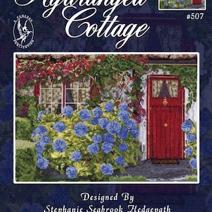 Pode incluir: Padrão de ponto cruz com uma casa de campo com uma porta vermelha e hortênsias. O padrão é intitulado "Hydrangea Cottage" e foi desenhado por Stephanie Seabrook Hedgepath. O número do padrão é #507.