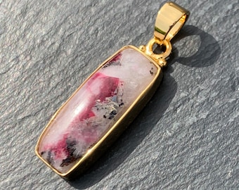 Colgante rectangular de tugtupita, hecho a mano en oro de 18 quilates sobre plata 925, gema UV muy rara