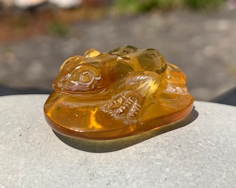 天然の透明な琥珀のカエルの置物、手彫り、研磨された化石化した木の
