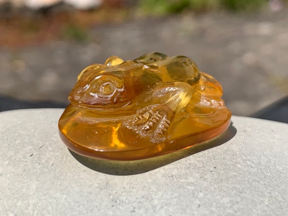 天然琥珀のカエル彫刻、手彫りのカエル、透明琥珀のカエル、琥珀