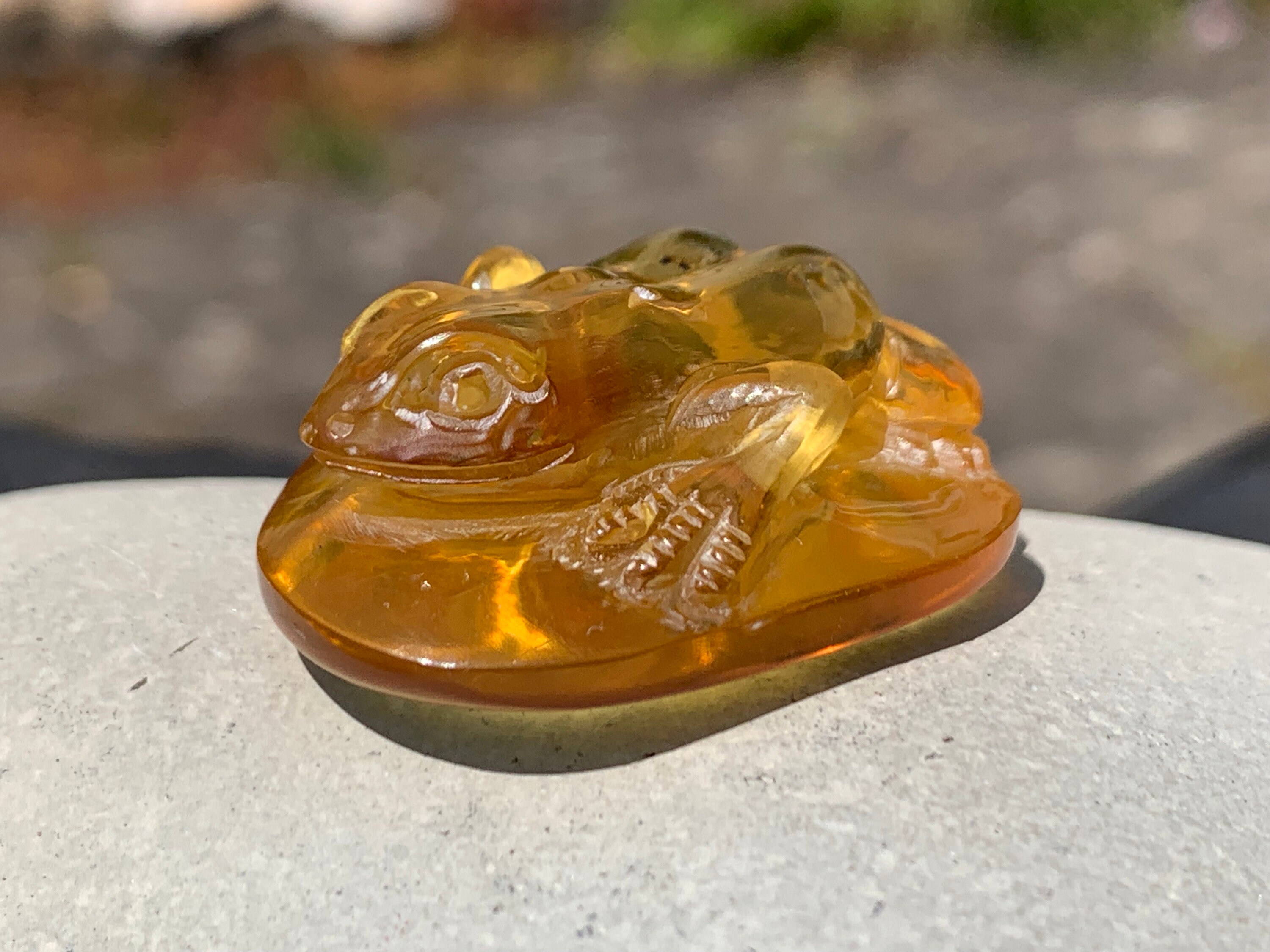 天然琥珀のカエル彫刻、手彫りのカエル、透明琥珀のカエル、琥珀
