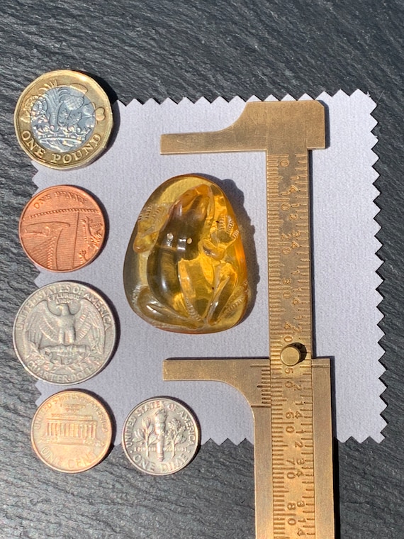 天然の透明な琥珀のカエルの置物、手彫り、研磨された化石化した木の