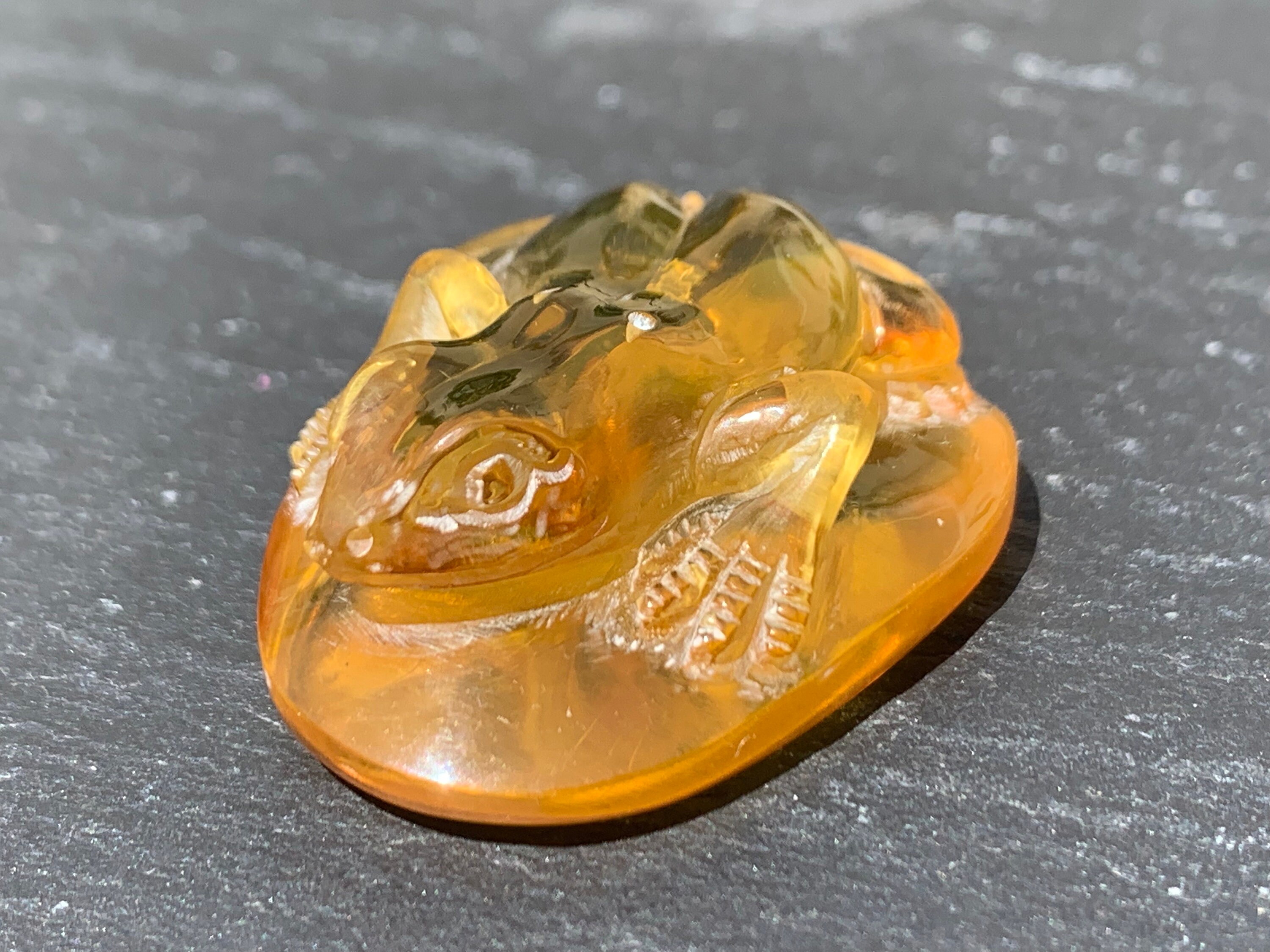天然の透明な琥珀のカエルの置物、手彫り、研磨された化石化した木の