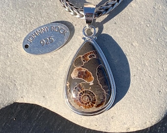 Colgante de amonita de mármol Marston Magna, hecho a mano en plata de ley 925, joyería de piedras preciosas fósiles del Reino Unido