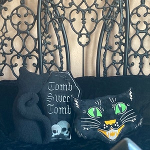 Vintage Cat Head Shaped Pillow, Black Cat Silhouette Pillow, Coffin Pillow, Gothic Pillow, Dark Decor, Halloween Decor, Vintage Halloween