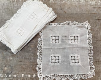 Antike französische Leinendeckchen - Handbestickt mit Spitzenborte, 5er Set