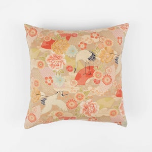 Funda de almohada japonesa en beige con estampado floral y grullas.