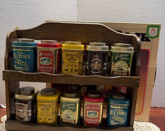 Estante de especias de madera vintage con latas de especias